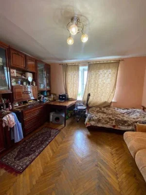 Продається 2 кімнатна квартира у житловому стані по вул.Коно