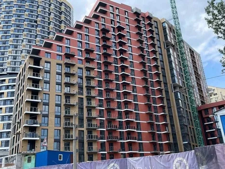 Sale of 1 apartment in Mirax residential complex without commission, area 42 sq. m. Hlybochytska