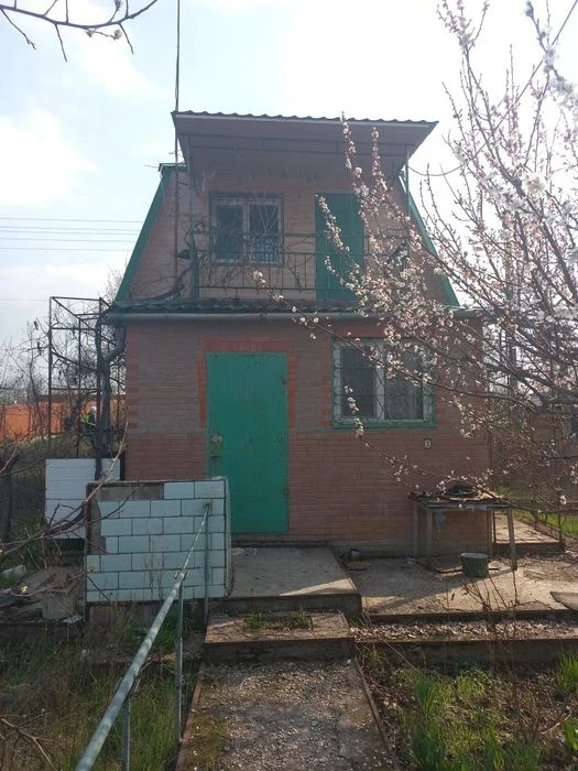 I will sell a country plot with a house and a garden