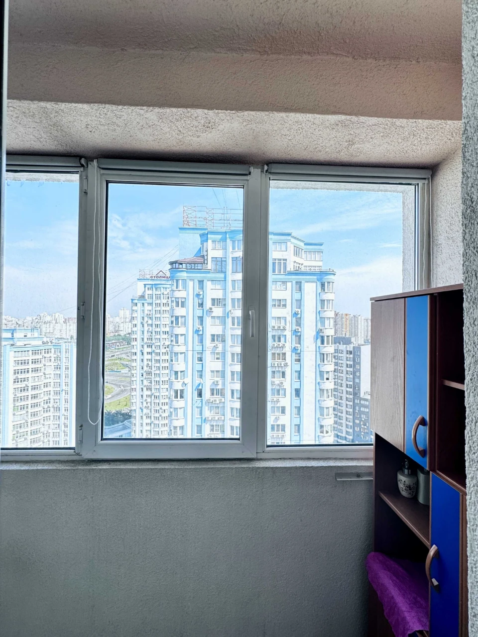 Дніпровська наб. 26б, будинок з паркінгом, продаж просторої