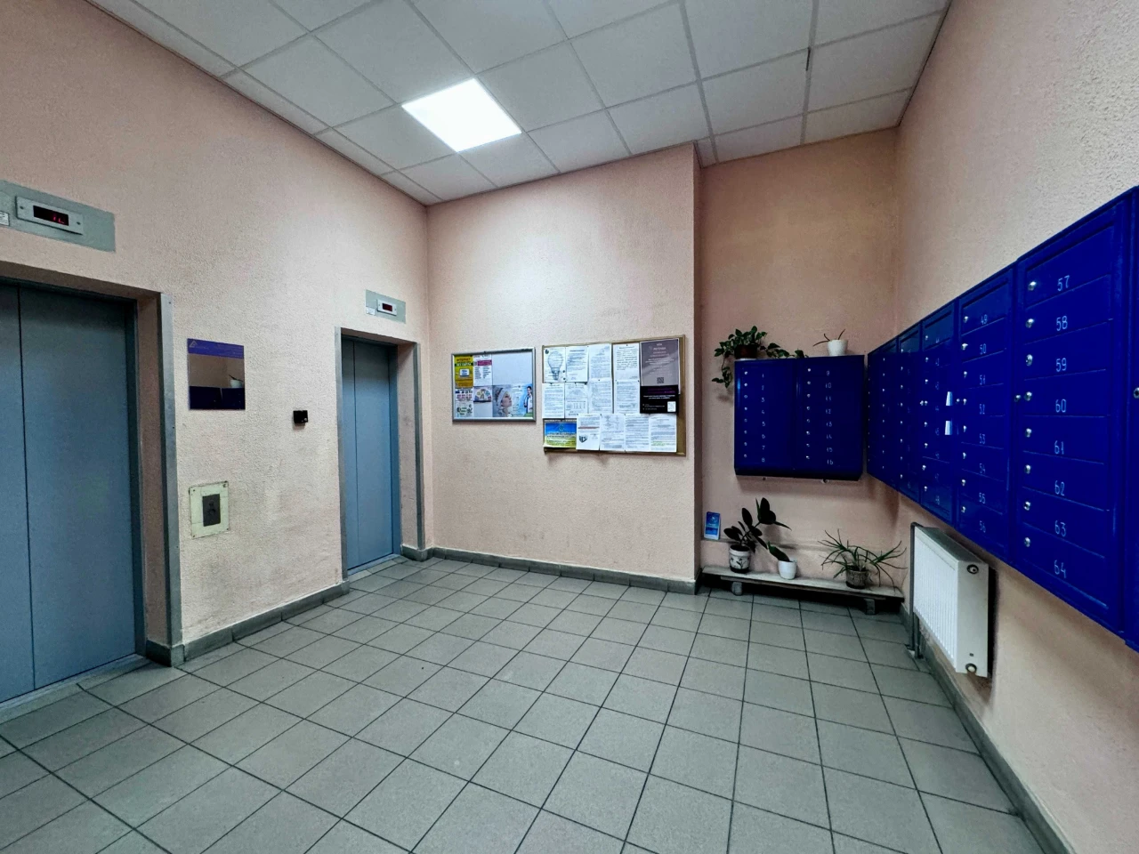 Дніпровська наб. 26б, будинок з паркінгом, продаж просторої