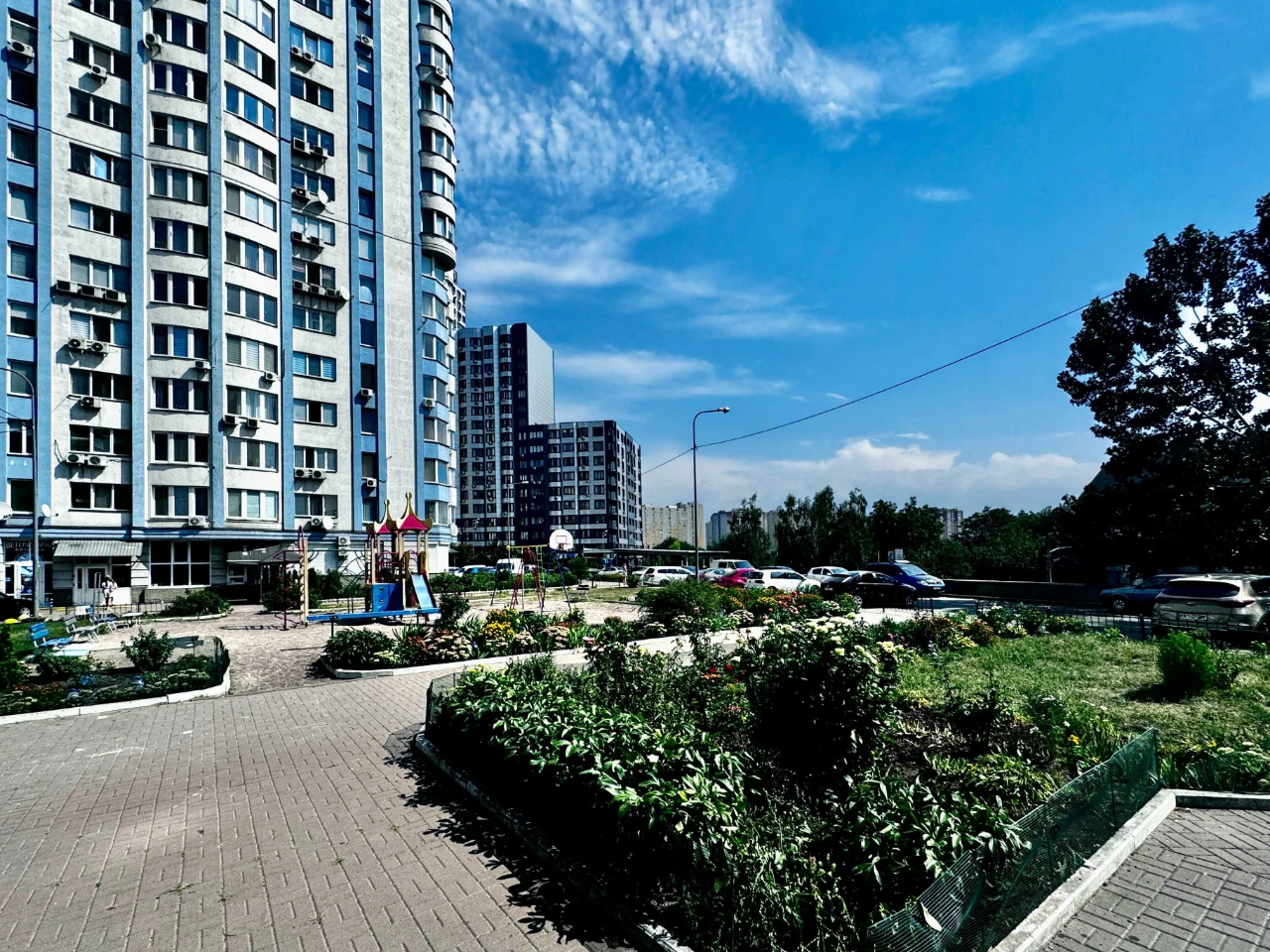 Дніпровська наб. 26б, будинок з паркінгом, продаж просторої