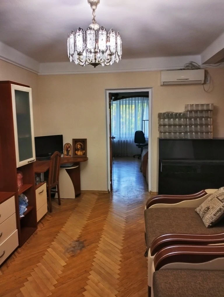 Продаж трикімнатної квартири по вул. Кубанської України 35/2