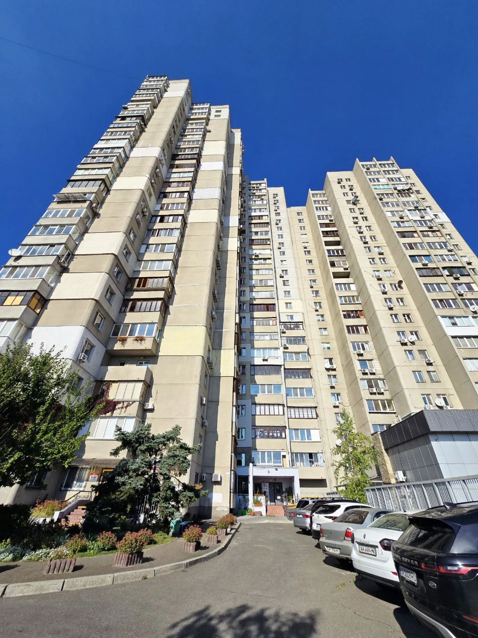 Продаж 3к квартири м. Харківська вул. Братства тарасівців 12