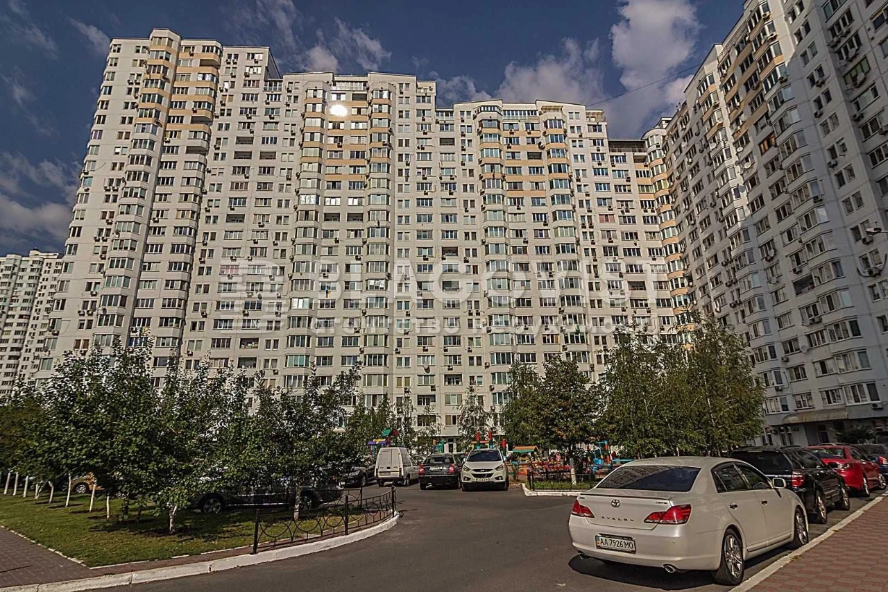 Продам 3 кімнатну квартиру вул Миколи Бажана 14 метро Осокор
