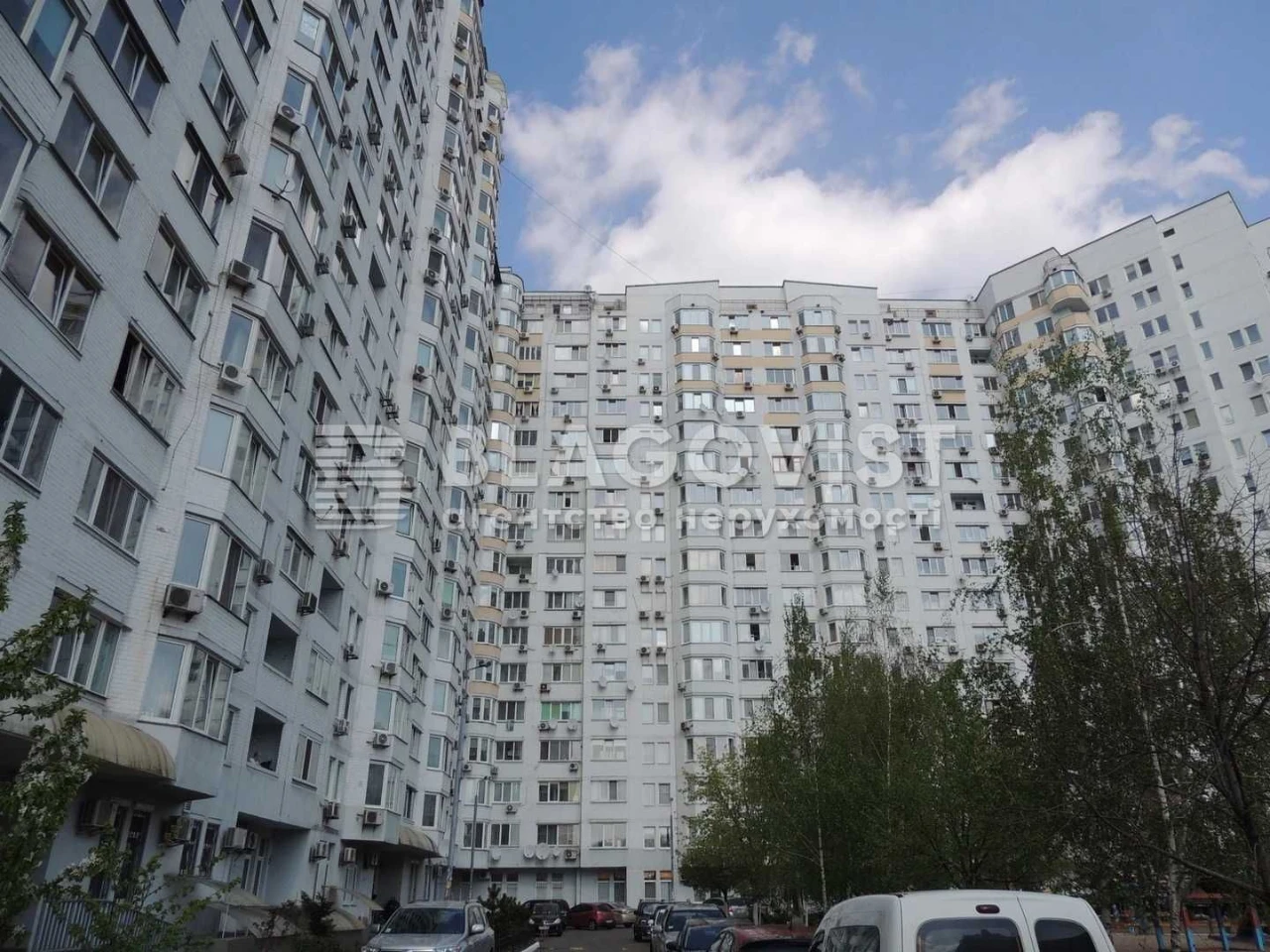 Продам 3 кімнатну квартиру вул Миколи Бажана 14 метро Осокор