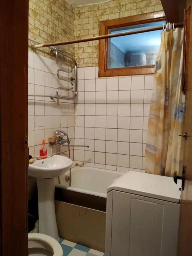 Продам 3-комн квартиру в районе Петровского просп.