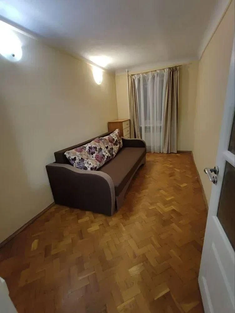 Продам 3-комн квартиру в районе Гагарина просп.
