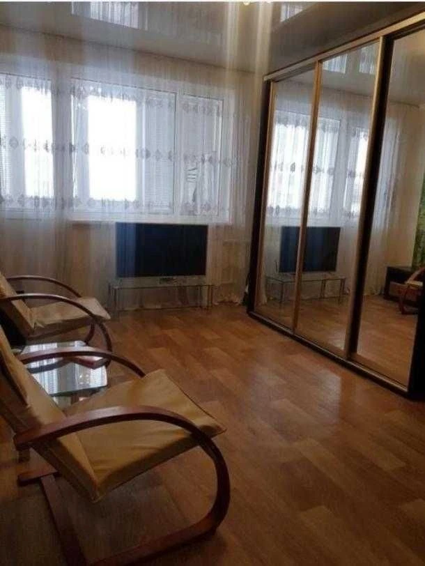 Срочно продам 1 ком в Индустриальном районе с мебелью и техн