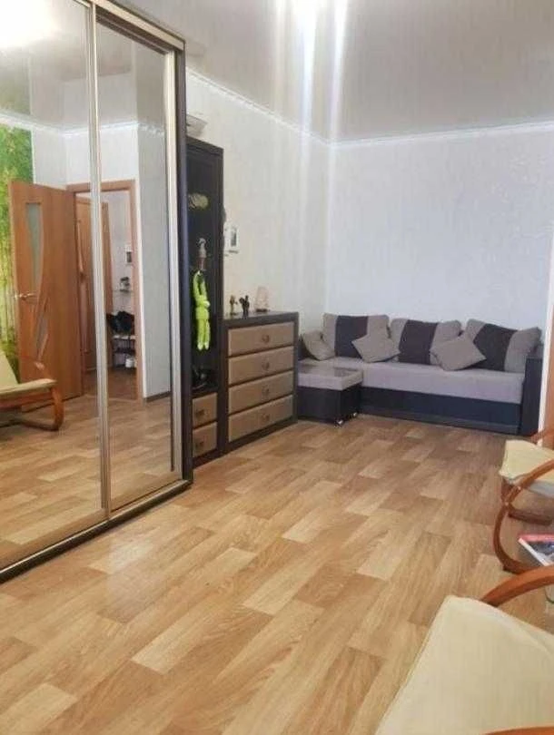 Срочно продам 1 ком в Индустриальном районе с мебелью и техн