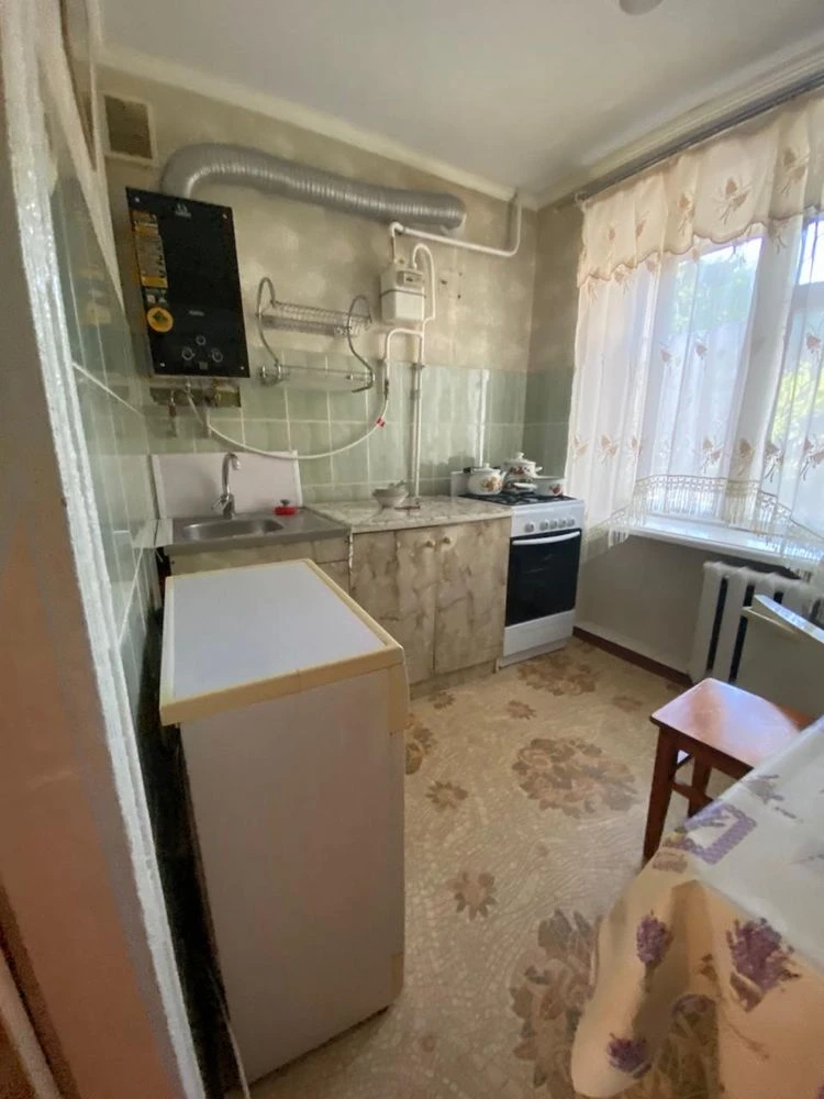 Продам 3-х кімнатну квартиру на 1 поверсі . Єоселя, ЄВідновл