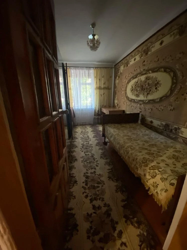 Продам 3-х кімнатну квартиру на 1 поверсі . Єоселя, ЄВідновл