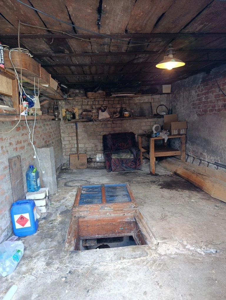 Продам гараж з кімнатою