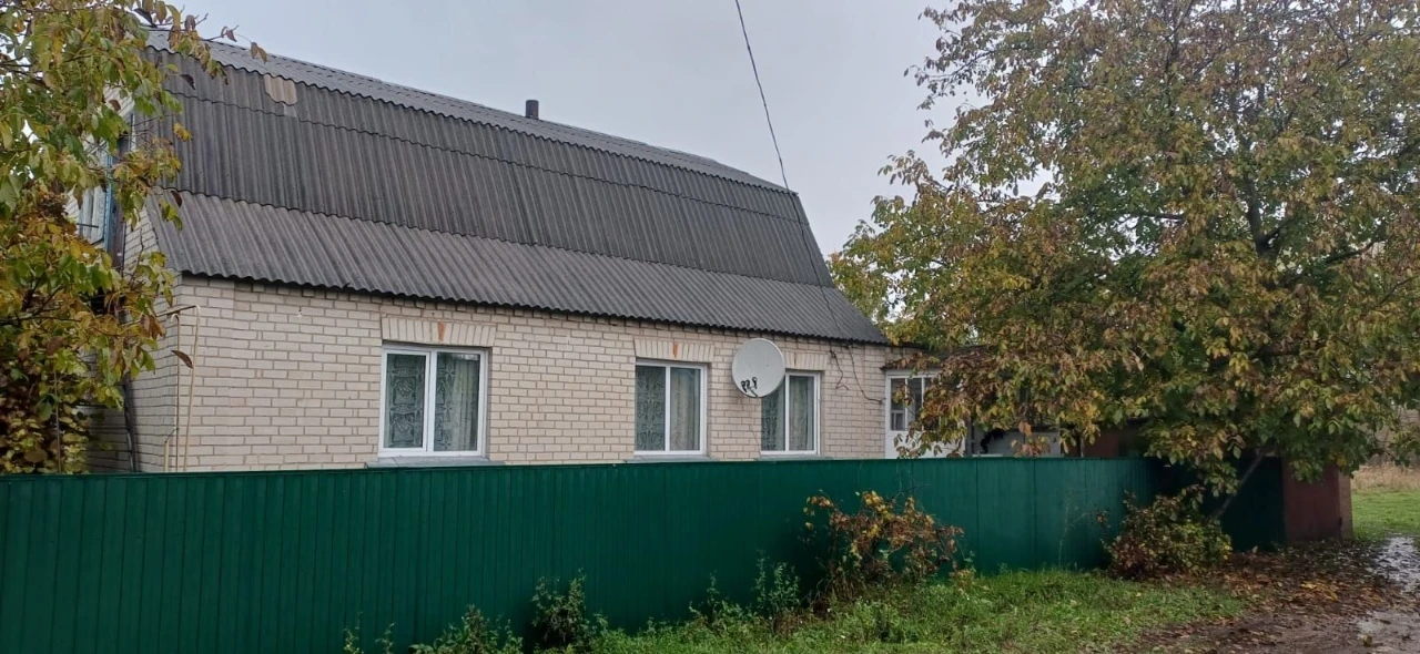 Продам  будинок з земельною ділянкою і гаражем. Чернігівська