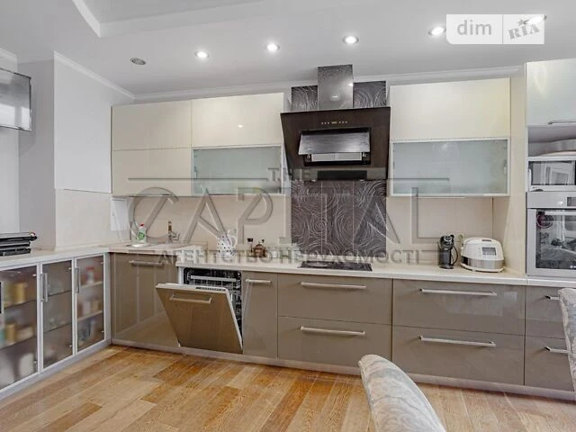 Spacious 5-room penthouse with designer renovation in a residential complex