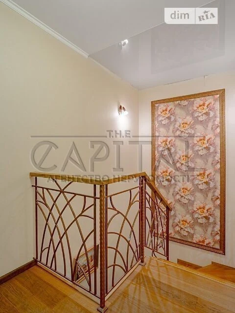 Spacious 5-room penthouse with designer renovation in a residential complex