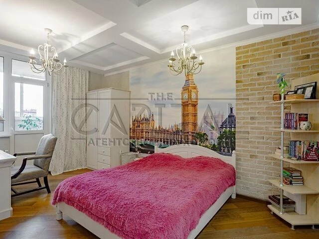 Spacious 5-room penthouse with designer renovation in a residential complex