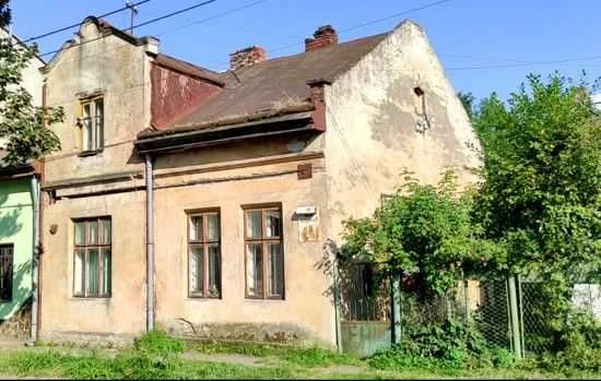 Будинок у стані реконструкції за 2,5 км. від Ратуші.
