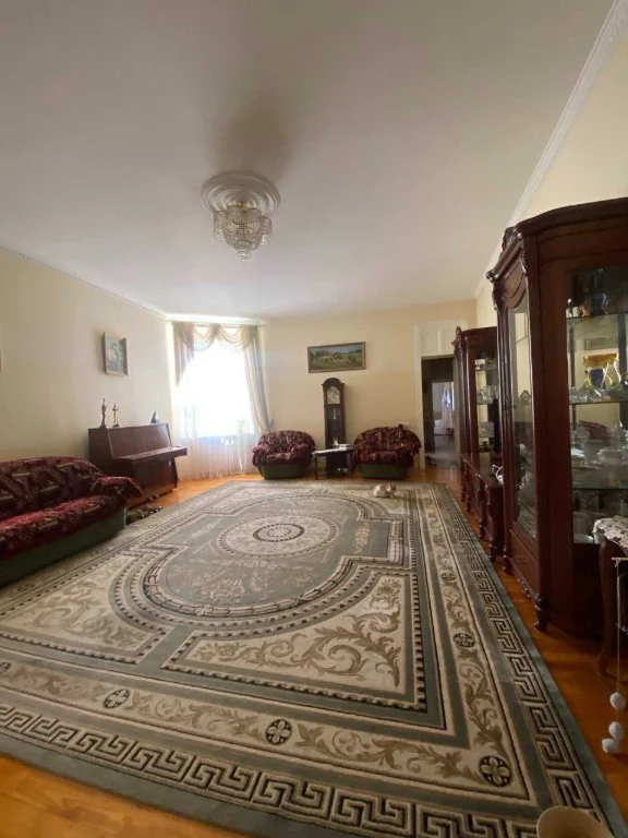 Продам 5-к квартиру в центрі міста