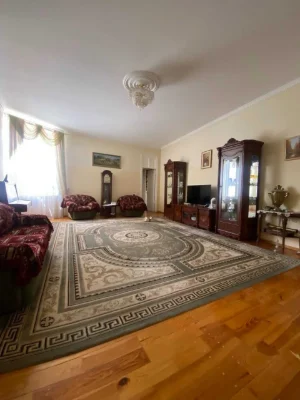 Продам 5-к квартиру в центрі міста
