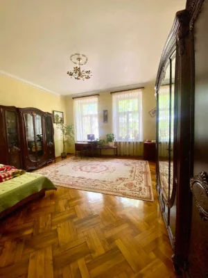 Продам 5-к квартиру в центрі міста