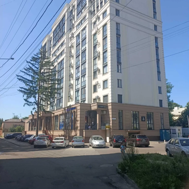 продам 3 кімнатну квартиру в центрі міста