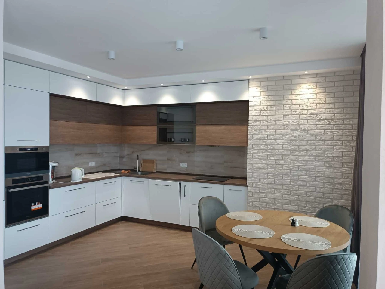 продам 3 кімнатну квартиру в центрі міста