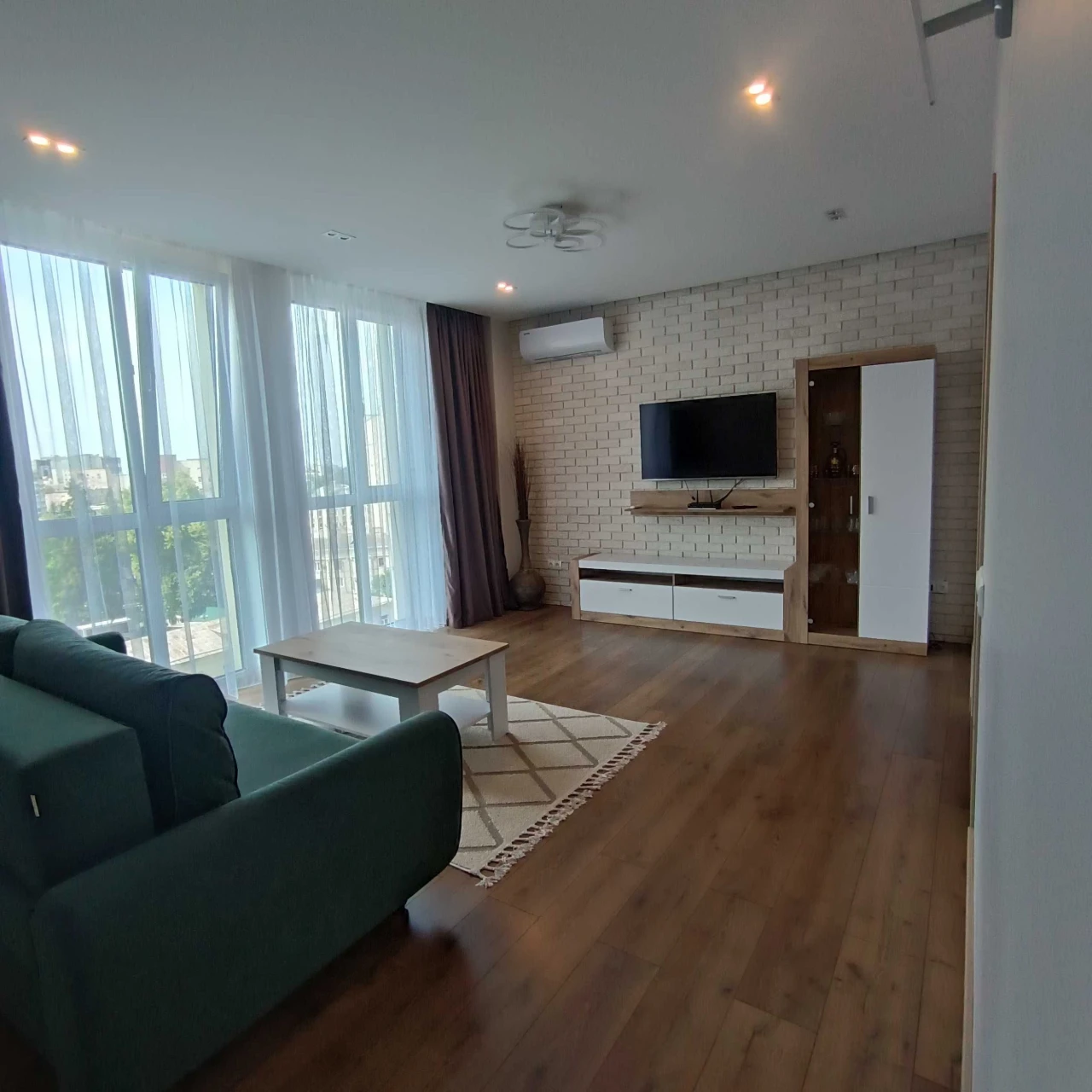 продам 3 кімнатну квартиру в центрі міста