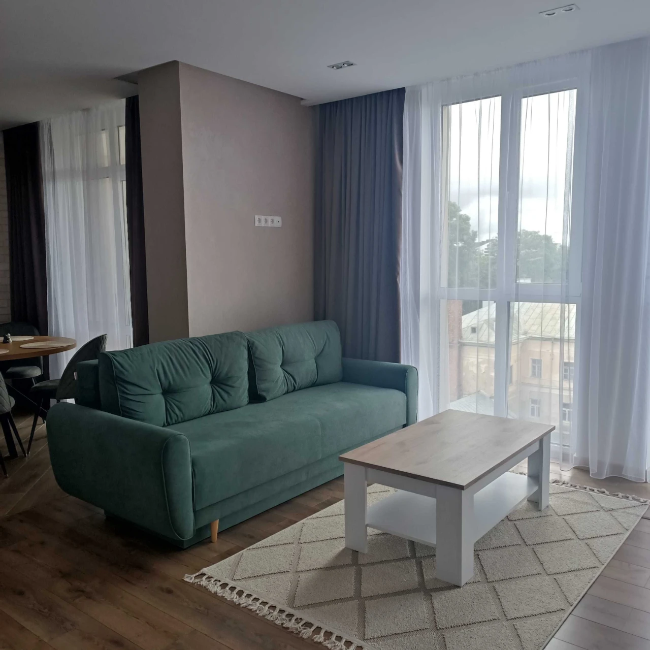 продам 3 кімнатну квартиру в центрі міста