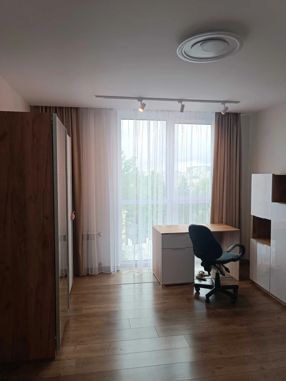 продам 3 кімнатну квартиру в центрі міста