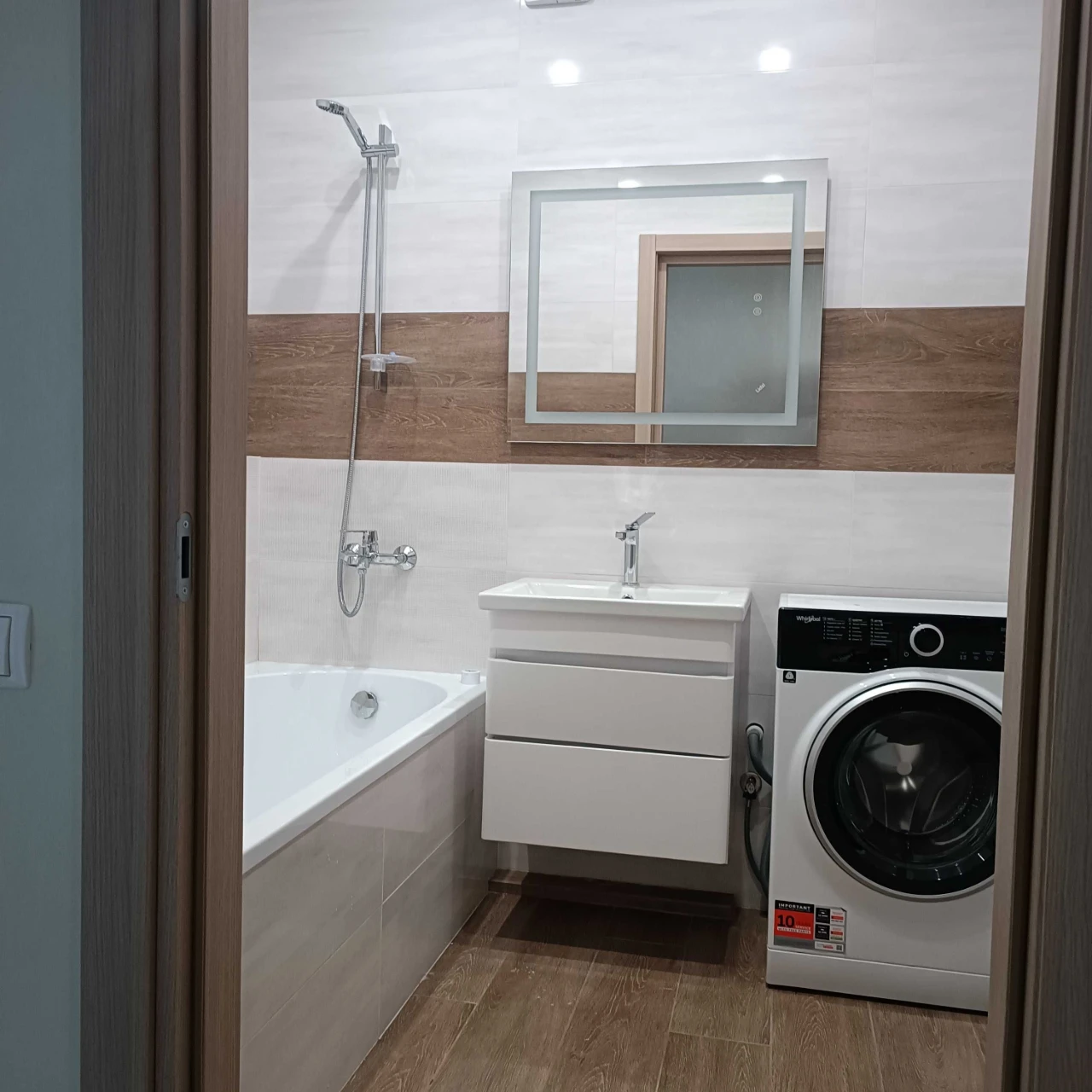 продам 3 кімнатну квартиру в центрі міста
