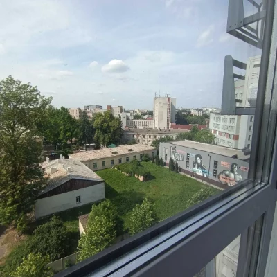 продам 3 кімнатну квартиру в центрі міста