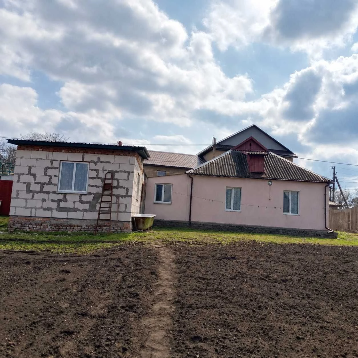 Продається будинок в центрі  м. Новий Буг