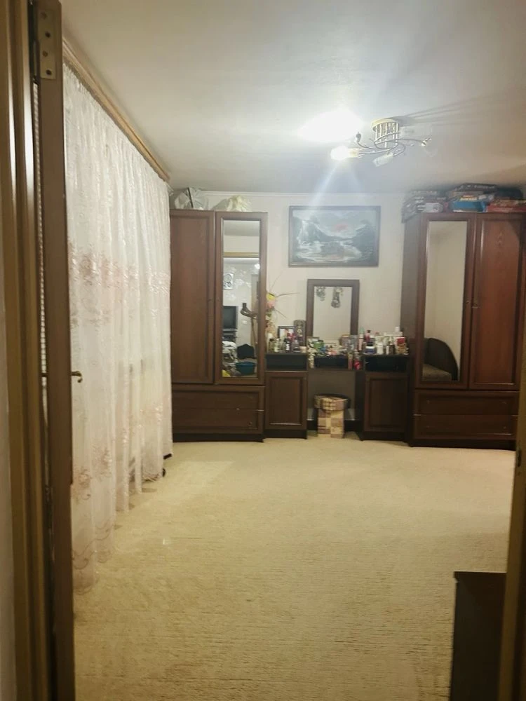 Продаж будинку в містечку з заповідником