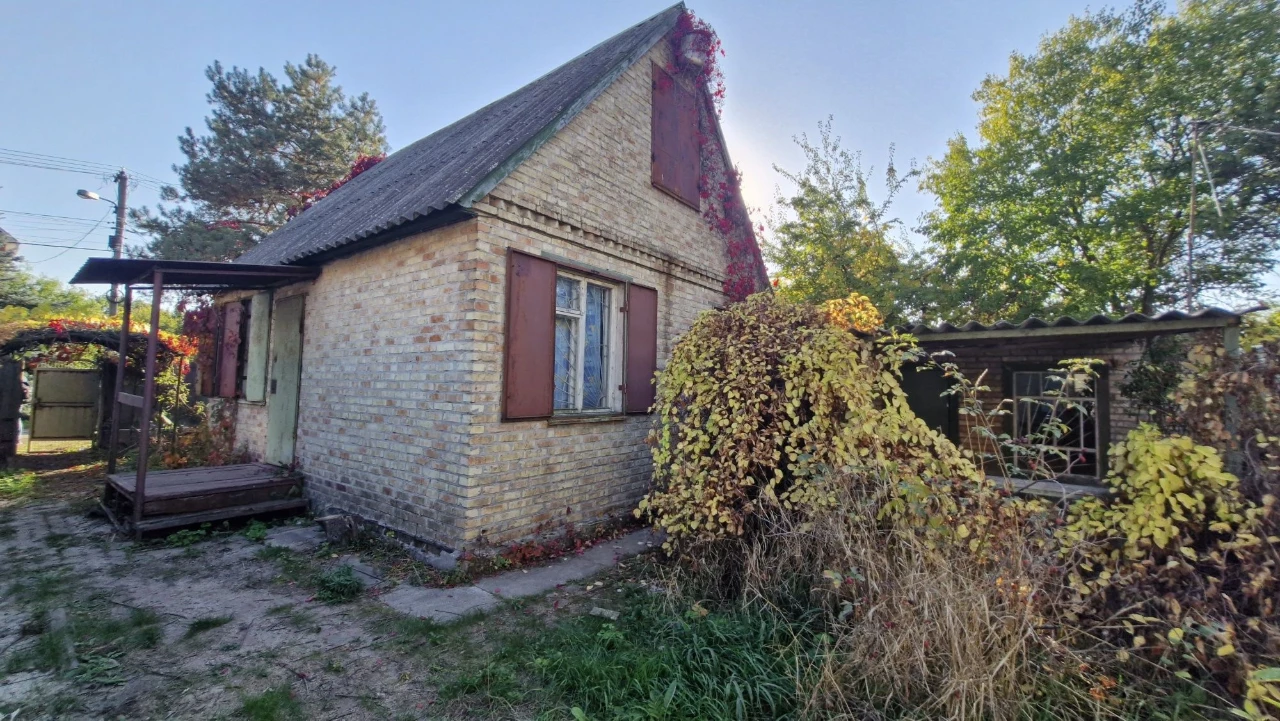 Продаж 2-поверхового цегляного будинку біля метро ;2 сотки ;