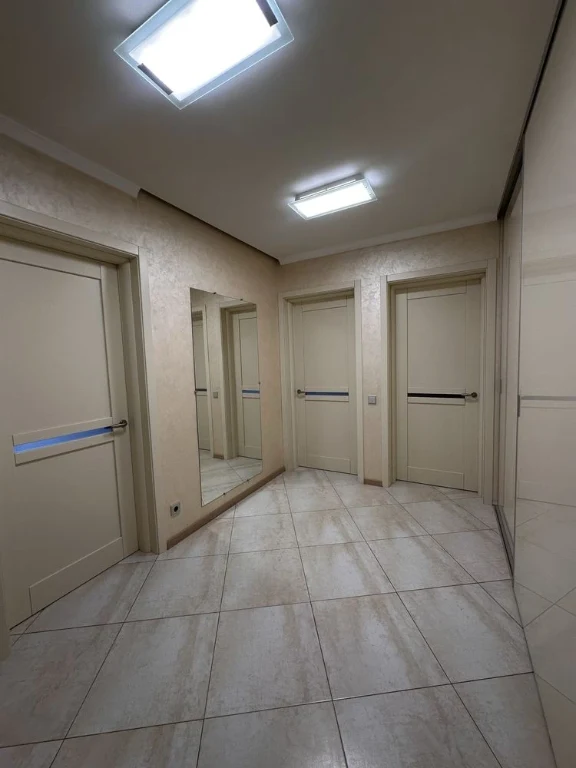 Продам трехкімнатну квартиру в центрі міста