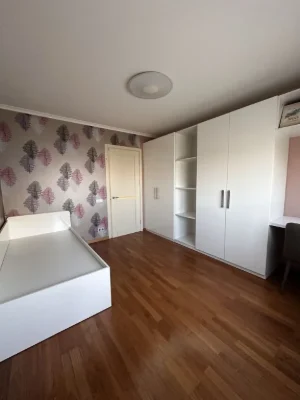 Продам трехкімнатну квартиру в центрі міста