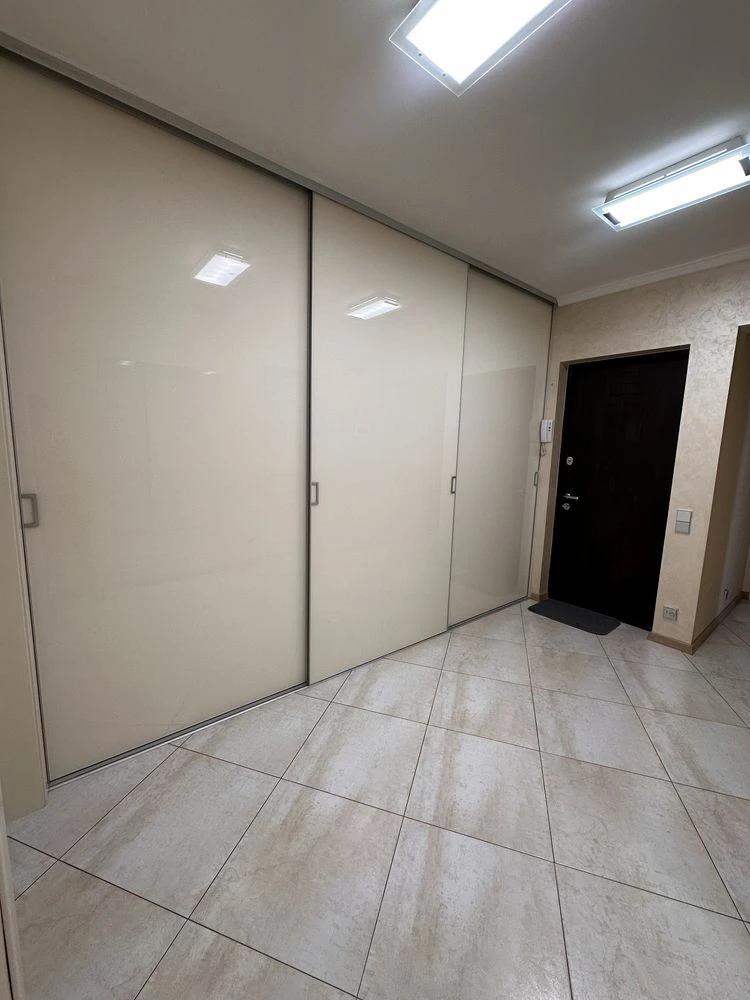Продам трехкімнатну квартиру в центрі міста
