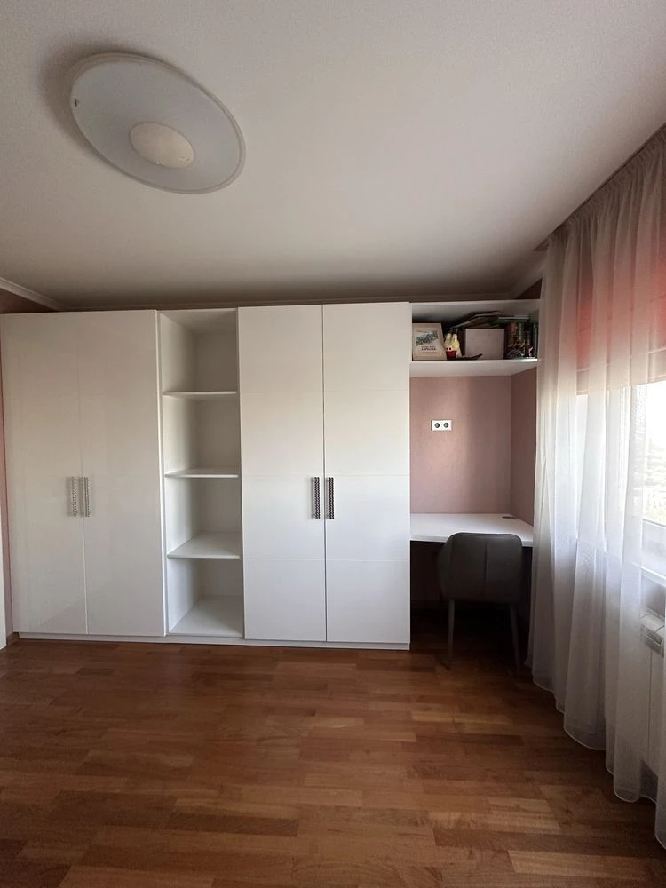 Продам трехкімнатну квартиру в центрі міста