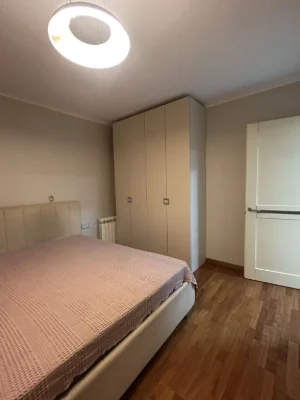 Продам трехкімнатну квартиру в центрі міста