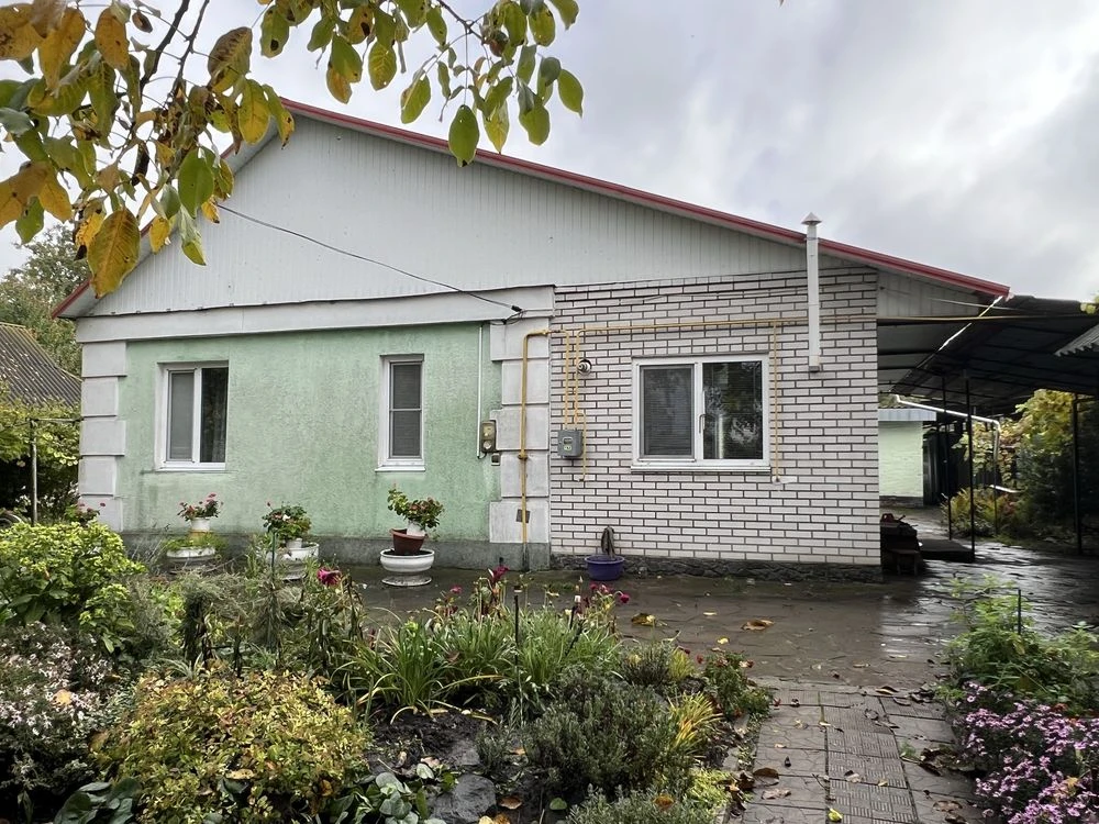Продам хороший будинок зі зручностями поблизу центру міста
