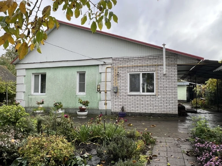Продам хороший будинок зі зручностями поблизу центру міста