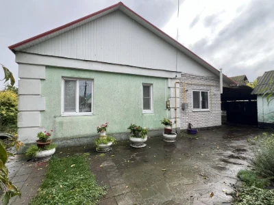 Продам хороший будинок зі зручностями поблизу центру міста