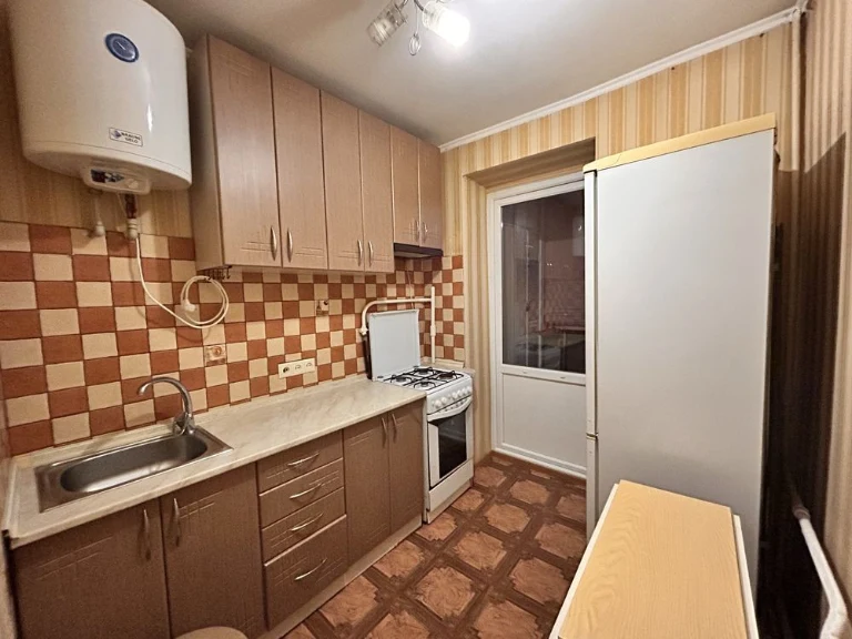 продам квартиру вул.Вітрука
