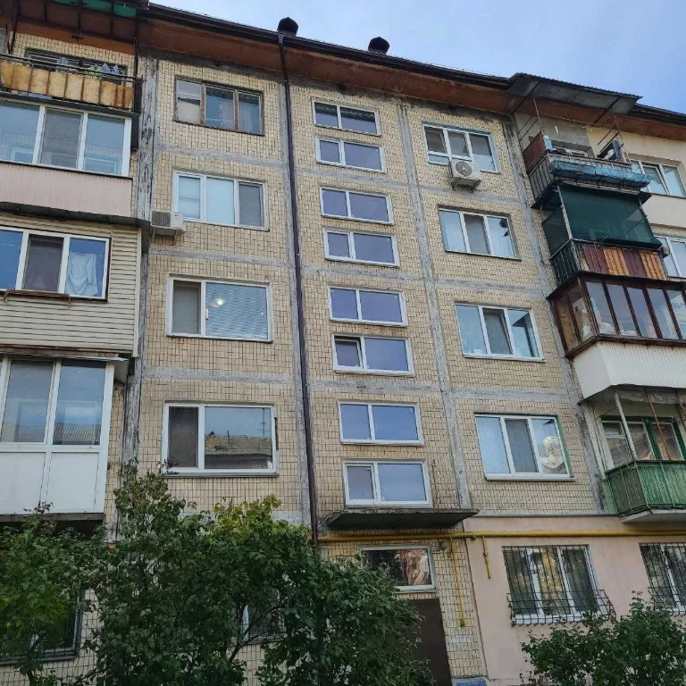 Продаж двокімнатної квартир Сергія Набоки (Бажова) 8, метро