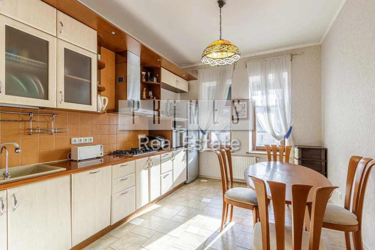 Продаж 3-кімнатної квартири по вул. Б. Хмельницького 82 Золо
