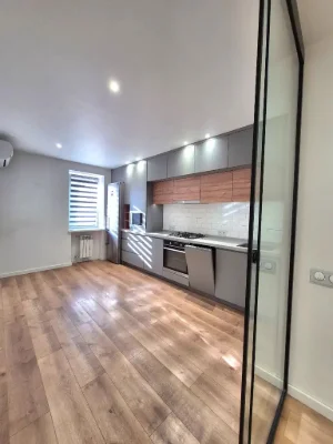 Продам 3-кімнатну квартиру, Червоний камінь