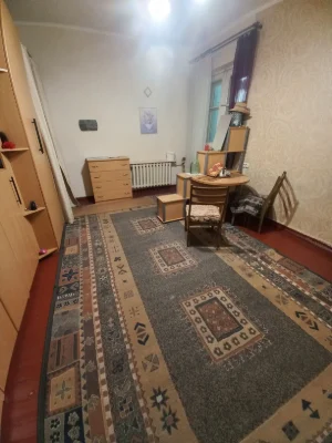Велика кімната у сталінкі в центрі