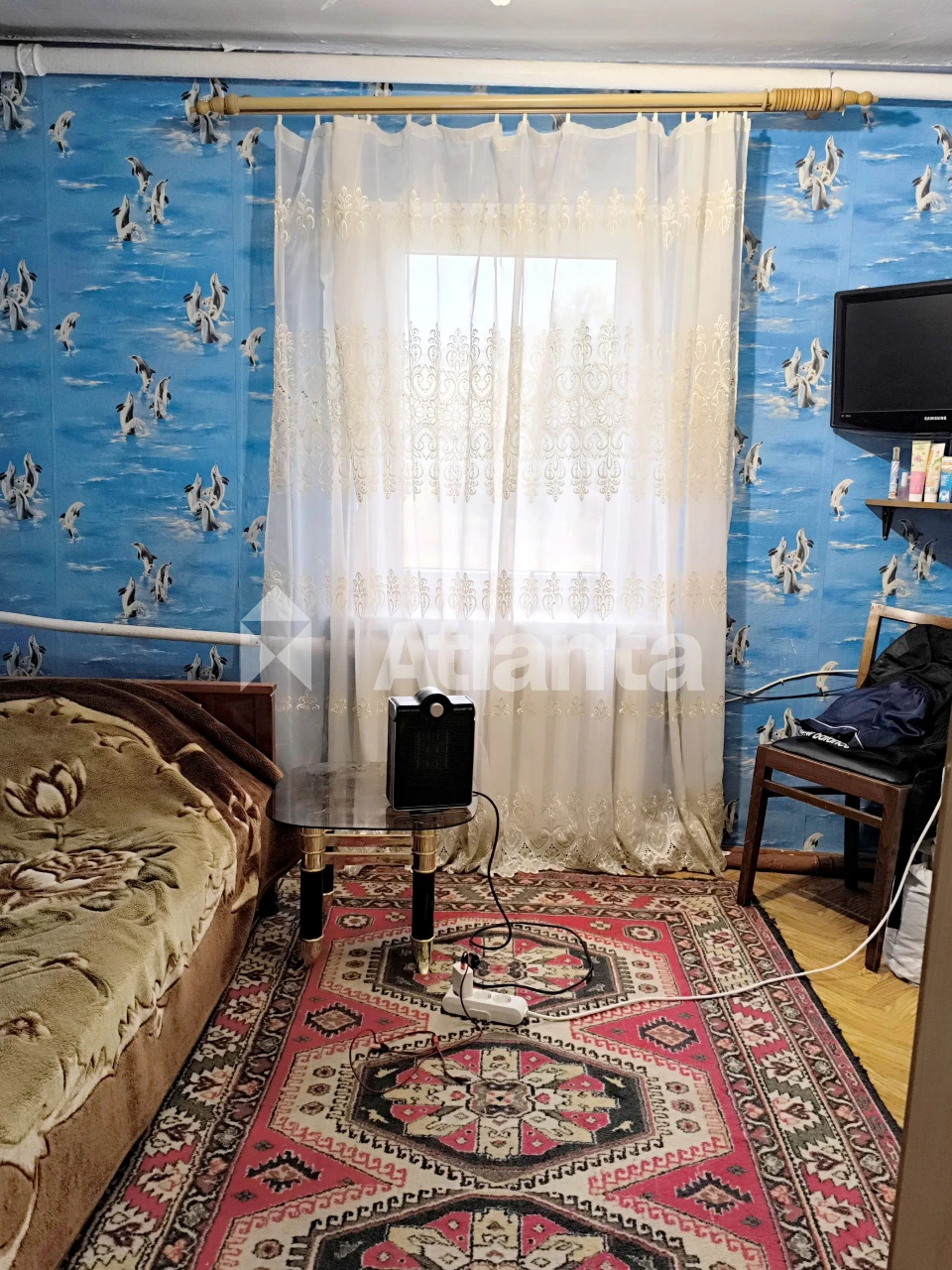 Будинок господарський на високому цоколі з доглянутою ділянк