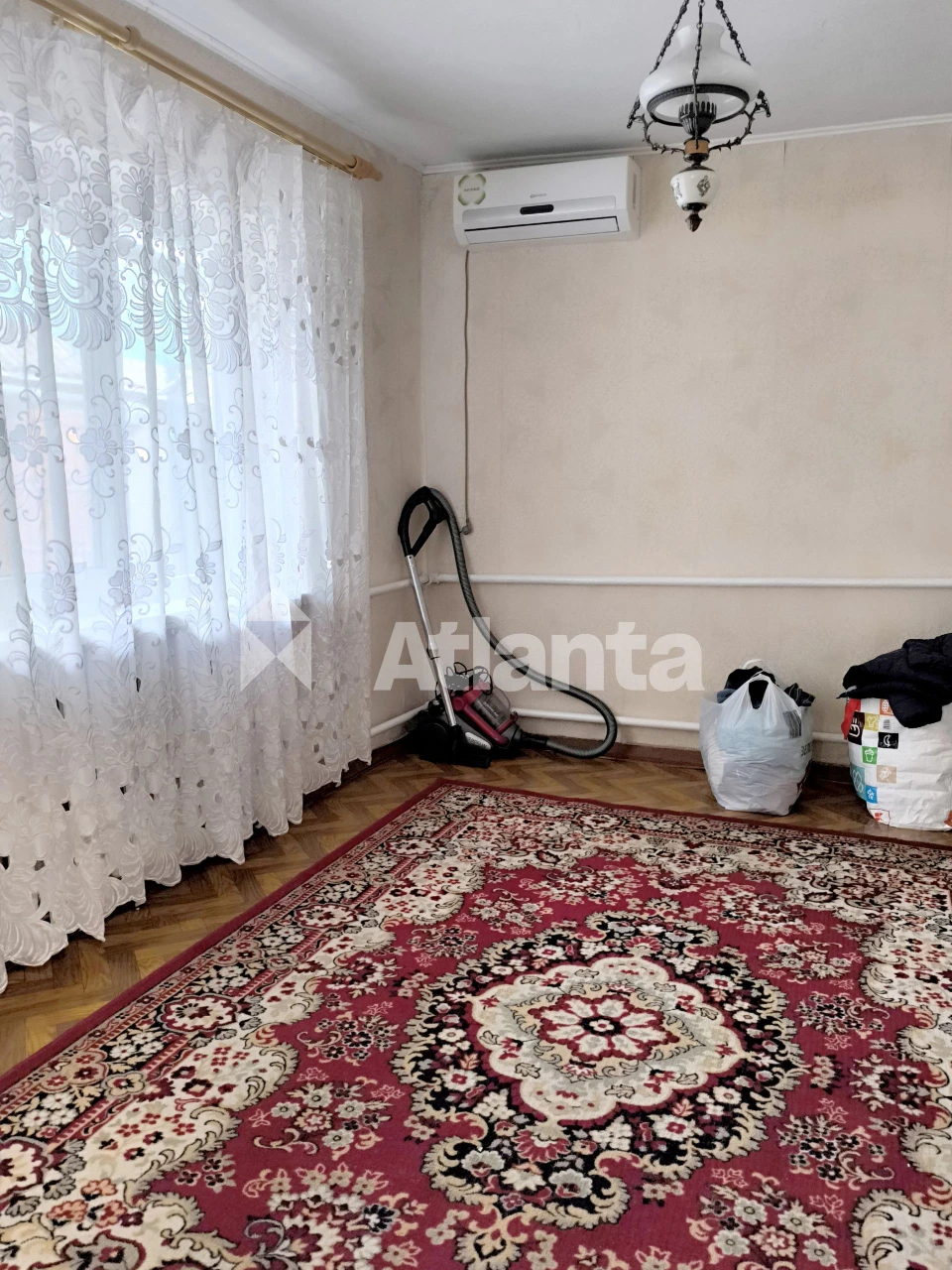 Будинок господарський на високому цоколі з доглянутою ділянк